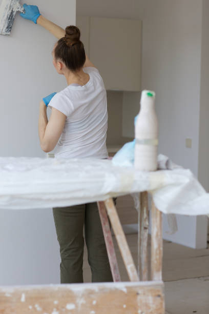 istock Young lady is renovating apartment. 997533556
