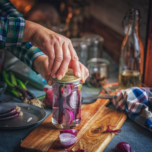 conservar cebollas orgánicas en frascos - preserves pickle jar relish fotografías e imágenes de stock