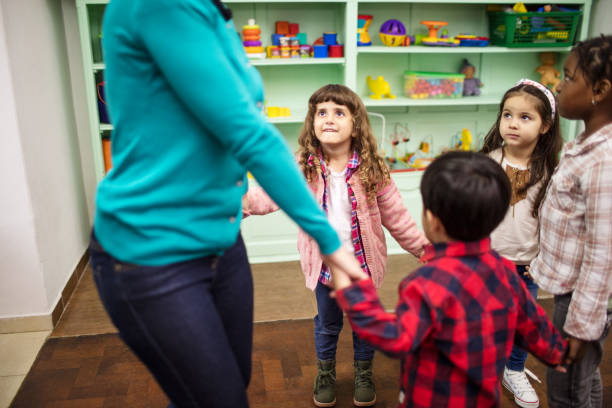 kinder und lehrer im klassenzimmer zusammen spielen - dancing school stock-fotos und bilder