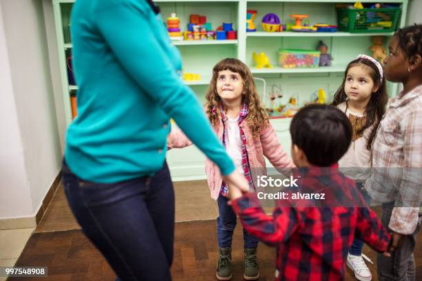 Kinder Und Lehrer Im Klassenzimmer Zusammen Spielen Stockfoto und mehr Bilder von Tanzen