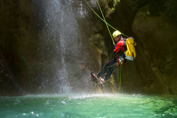 каньониринг в испании - rappelling стоковые фото и изображения