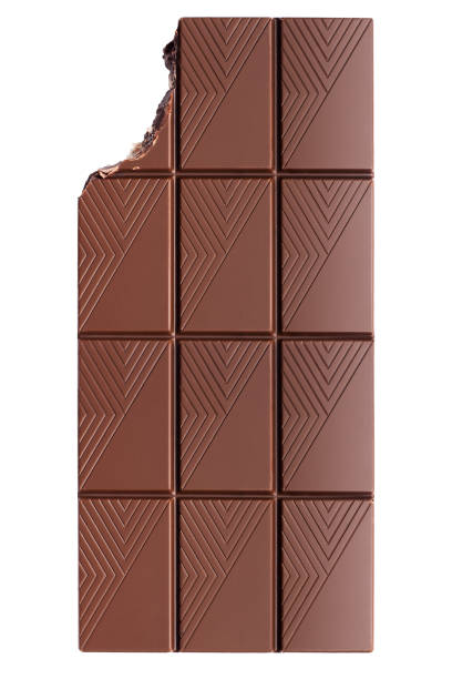 morso barretta di cioccolato, percorso di ritaglio, isolato su sfondo bianco - brown chocolate candy bar close up foto e immagini stock