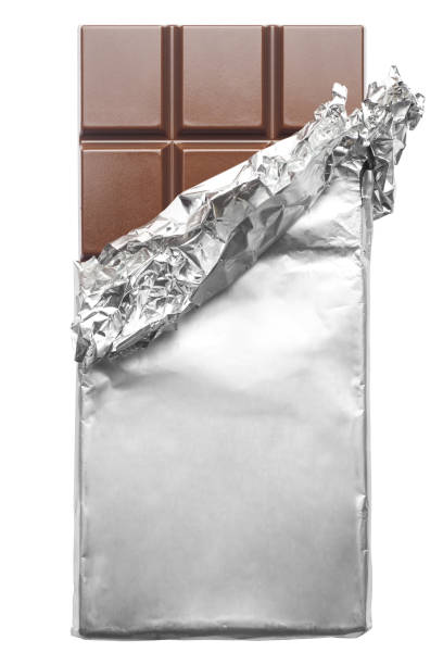 chocolate envuelto en papel de aluminio, clipping path, aislado sobre fondo blanco - brown chocolate candy bar close up fotografías e imágenes de stock