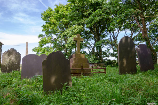 шифер надгробия в валлийский могильный двор - wales stone cross religion стоковые фото и изображения