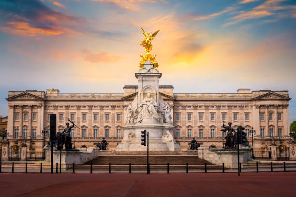 memorial de victoria na estrada de shopping em frente do palácio de buckingham, londres - palace buckingham palace london england england - fotografias e filmes do acervo