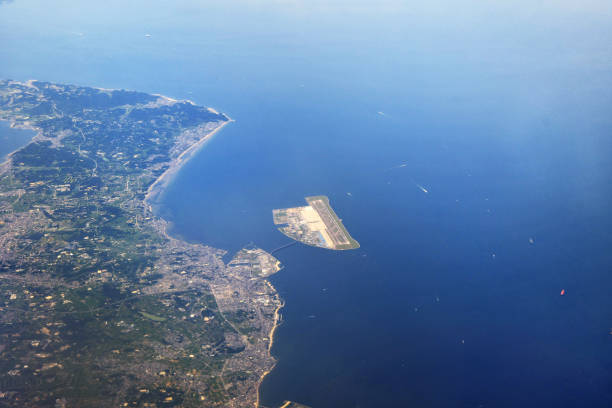 península de chita, província de aichi, japão, península, aeroporto, central japan international airport, nagoya, centrair, aeródromo, aeroporto de chubu, visão aérea, vista aérea, fotografar, fotografia aérea, mar, acima, vista de alto ângulo, i - chubu centrair international airport - fotografias e filmes do acervo