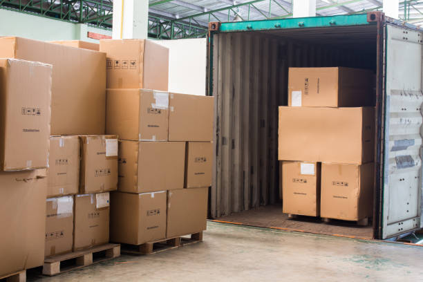los cartones con carga de contenedor - oficio de transporte fotografías e imágenes de stock