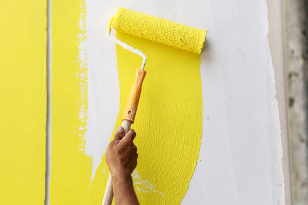 painting hand with paintbrush yellow and white - house painter paint roller yellow painting imagens e fotografias de stock