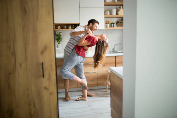 deux amoureux de la danse dans la cuisine. - tomber amoureux photos et images de collection