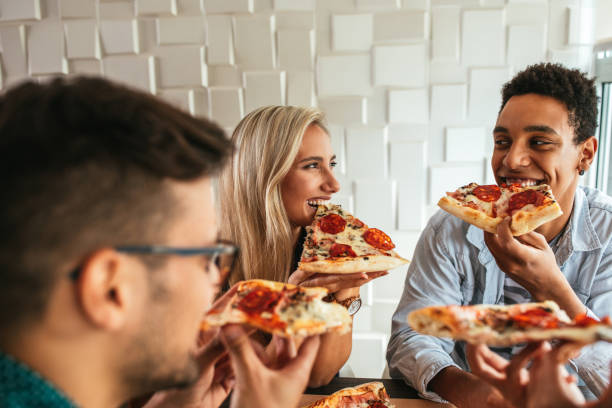 ¿qué mejor que pizza con amigos? - couple blond hair social gathering women fotografías e imágenes de stock