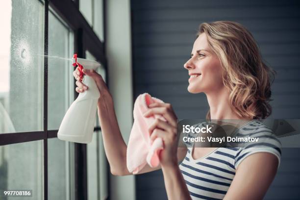 Frau Tun Reinigung Zu Hause Stockfoto und mehr Bilder von Reinigen - Reinigen, Fenster, Glas