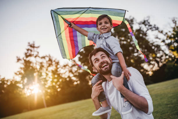 padre e hijo con cometa - outdoor toy fotografías e imágenes de stock