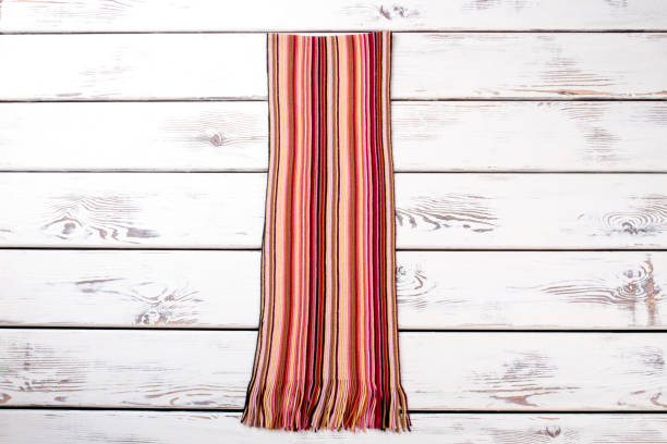 lay plat plié panachée foulard zébré. - knitting vertical striped textile photos et images de collection
