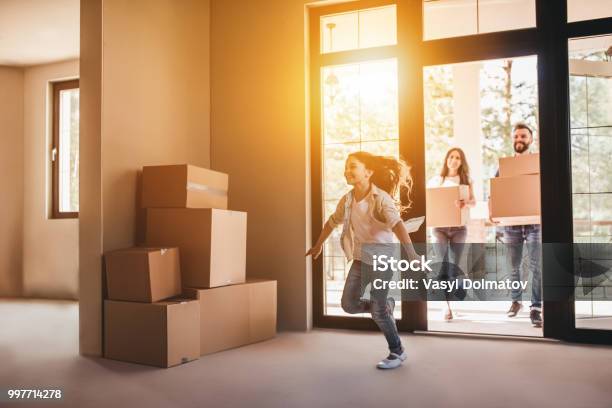 Famiglia Che Si Trasferisce In Una Nuova Casa - Fotografie stock e altre immagini di Famiglia - Famiglia, Cambiare casa, Trasloco