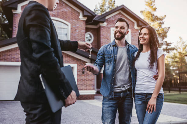 istock Family with salesperson 997715160