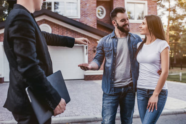 istock Family with salesperson 997715166