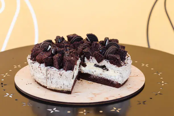 Cream cheese cake with chocolate cookies and brownies