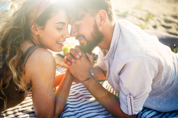 verano de amor - couple old fashioned hipster holding hands fotografías e imágenes de stock