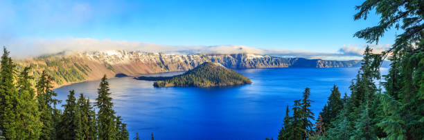 parque nacional crater lake  - lake mountain range mountain deep fotografías e imágenes de stock