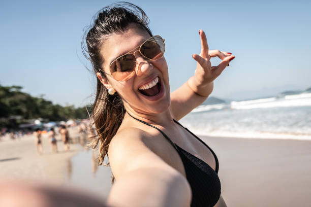 girl taking a selfie at the beach - sex symbol sensuality women overweight imagens e fotografias de stock