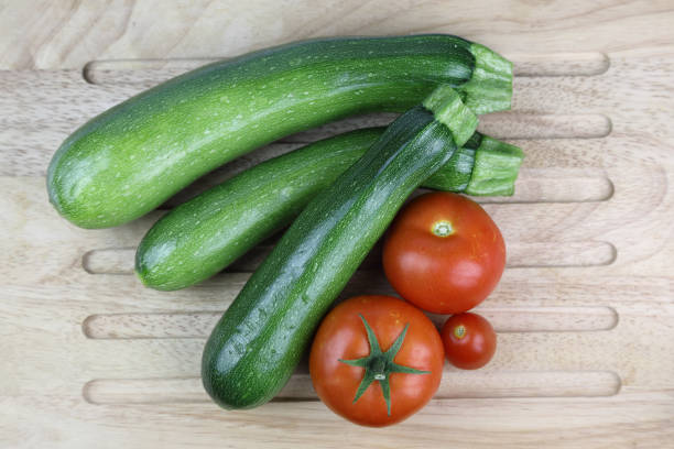 zucchine e pomodori, zucchine e pomodori - gigifoto foto e immagini stock
