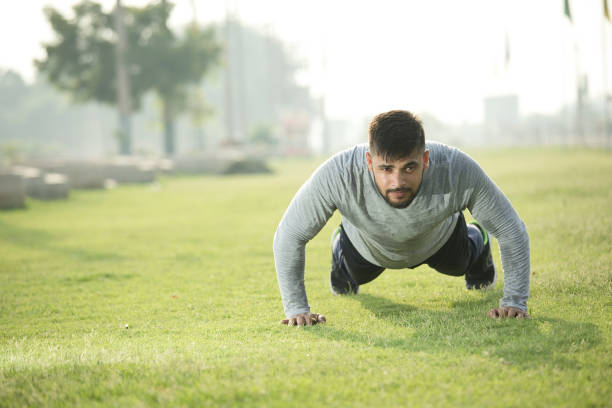 fit человек делает отжимания на траве - 20s athlete muscular build balance стоковые фото и изображения