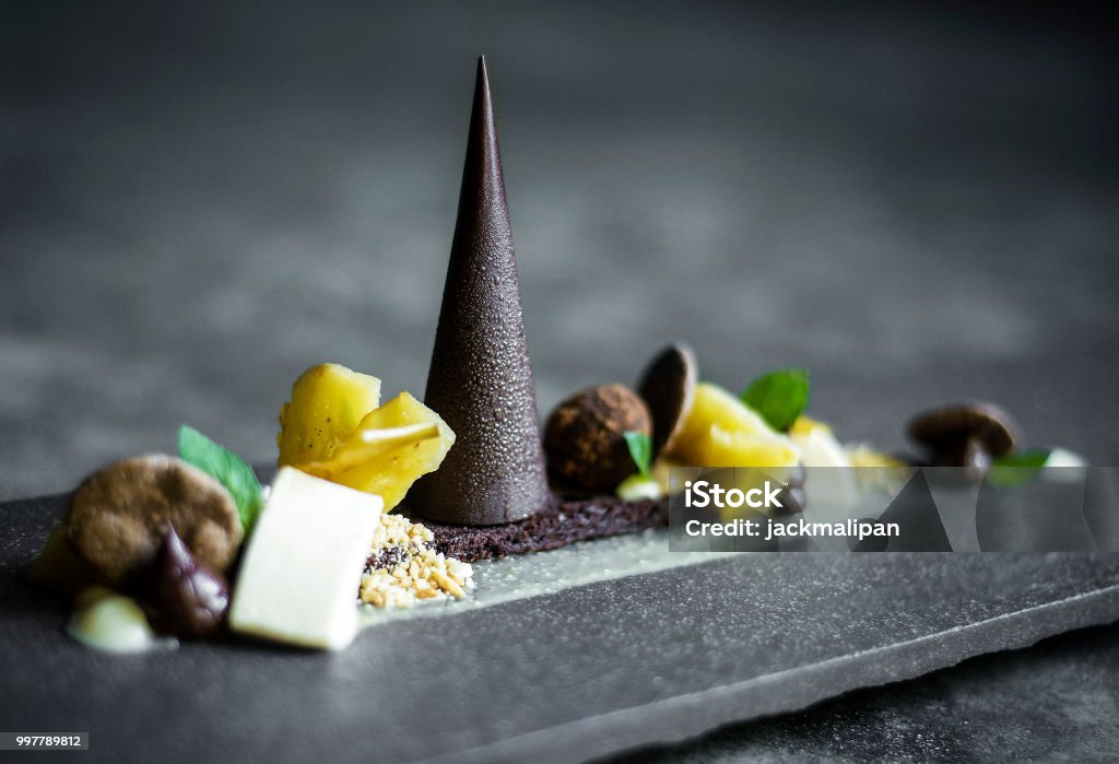 Gourmet-moderne kreative Schokolade Kuchen und getrockneten Früchten Dessert Teller auf Schiefer - Lizenzfrei Gourmet-Küche Stock-Foto