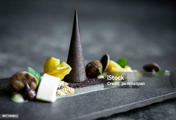 Gourmetmoderne Kreative Schokolade Kuchen Und Getrockneten Früchten Dessert Teller Auf Schiefer Stockfoto und mehr Bilder von Gourmet-Küche