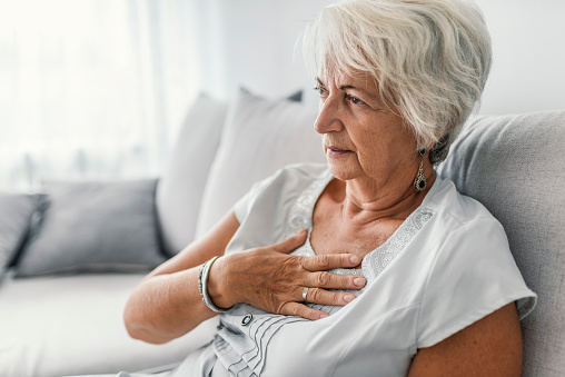 Senior mujer sufren de síntomas de malestar de ardor de estómago o de pecho photo