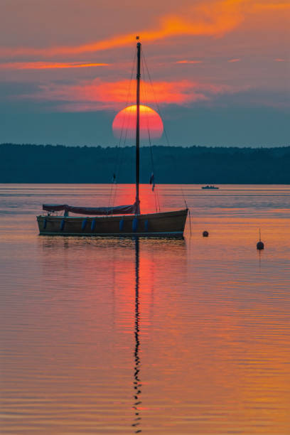 silhouette de bateau sur le lac steinhuder meer au coucher du soleil, basse-saxe, allemagne - steinhuder meer photos et images de collection