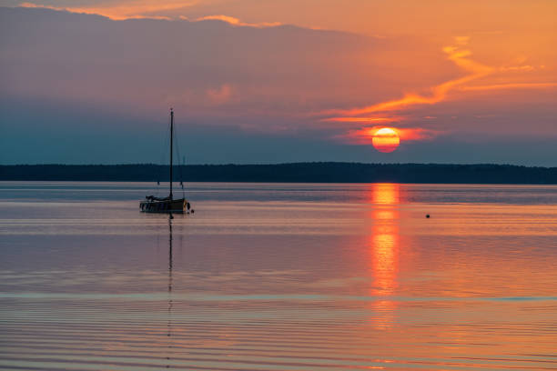 silhouette de bateau sur le lac steinhuder meer au coucher du soleil, basse-saxe, allemagne - steinhuder meer photos et images de collection