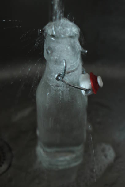 수도 꼭지에서 떨어지는 물 - overflowing water glass bottle 뉴스 사진 이미지