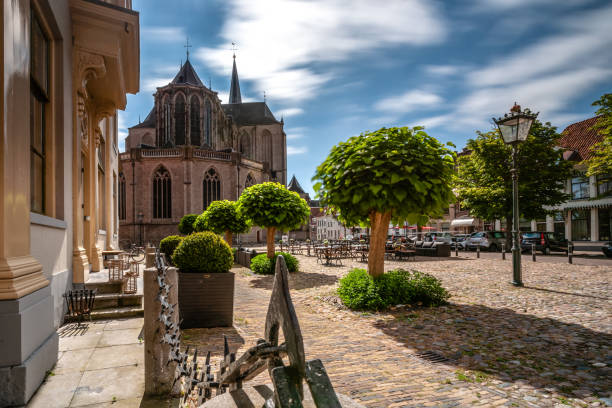 Cidade velha centro com korenmarkt quadrado da cidade medieval de Kampen em overijssel, Holanda. - foto de acervo