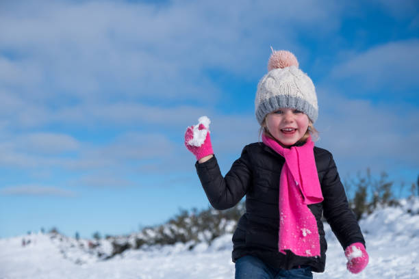 bambina carina che gioca sulla neve - ceres foto e immagini stock