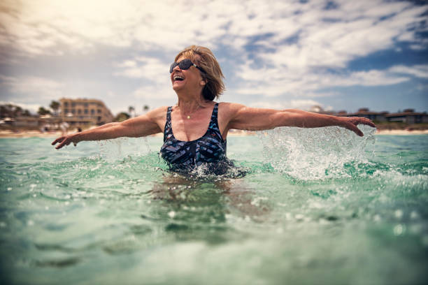 행복 한 고위 여자 즐기는 바다 - wading 뉴스 사진 이미지