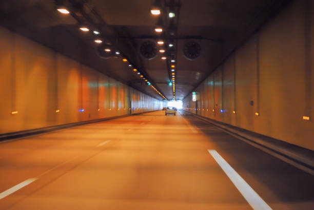 pas tunelu - land vehicle multiple lane highway driving traffic zdjęcia i obrazy z banku zdjęć