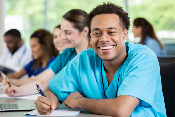 alegre masculino médico interno - male black medical student mature student - fotografias e filmes do acervo