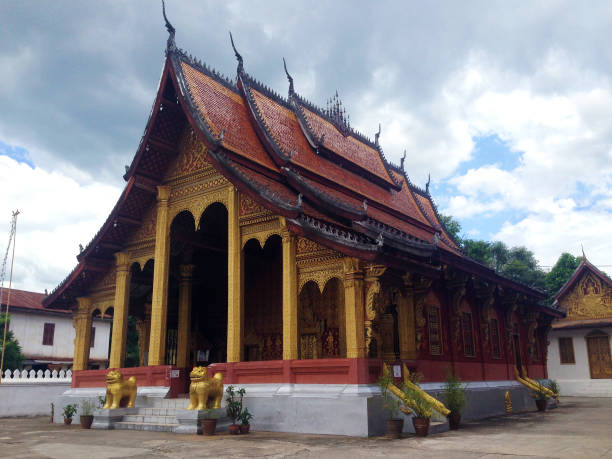 templo dourado em luang prabang, laos - golden temple - fotografias e filmes do acervo