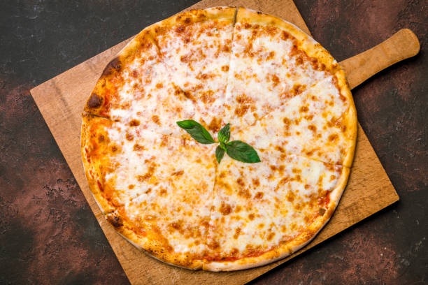 pizza italiana margherita - pizza margherita foto e immagini stock