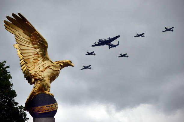 vuelo de royal air force memorial - vuelo ceremonial fotografías e imágenes de stock