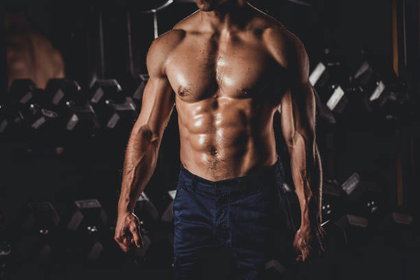 체육관에서 서 있는 근육 남자 - male muscular build men human muscle 뉴스 사진 이미지