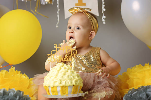 neugierig babyjungen stossen finger in seine erste geburtstagstorte - cupcake birthday birthday cake first place stock-fotos und bilder