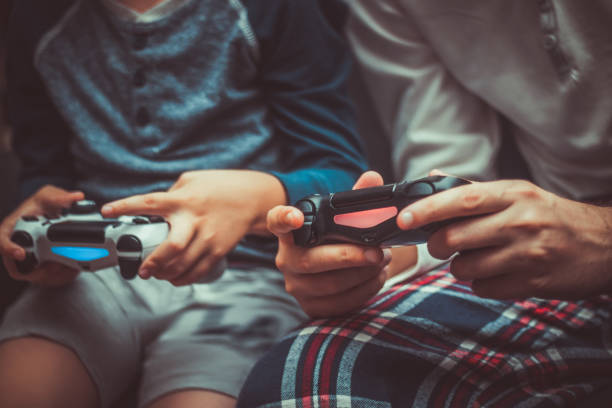 z bliska ojca i syna gra w gry wideo. - playing video game little boys playful zdjęcia i obrazy z banku zdjęć