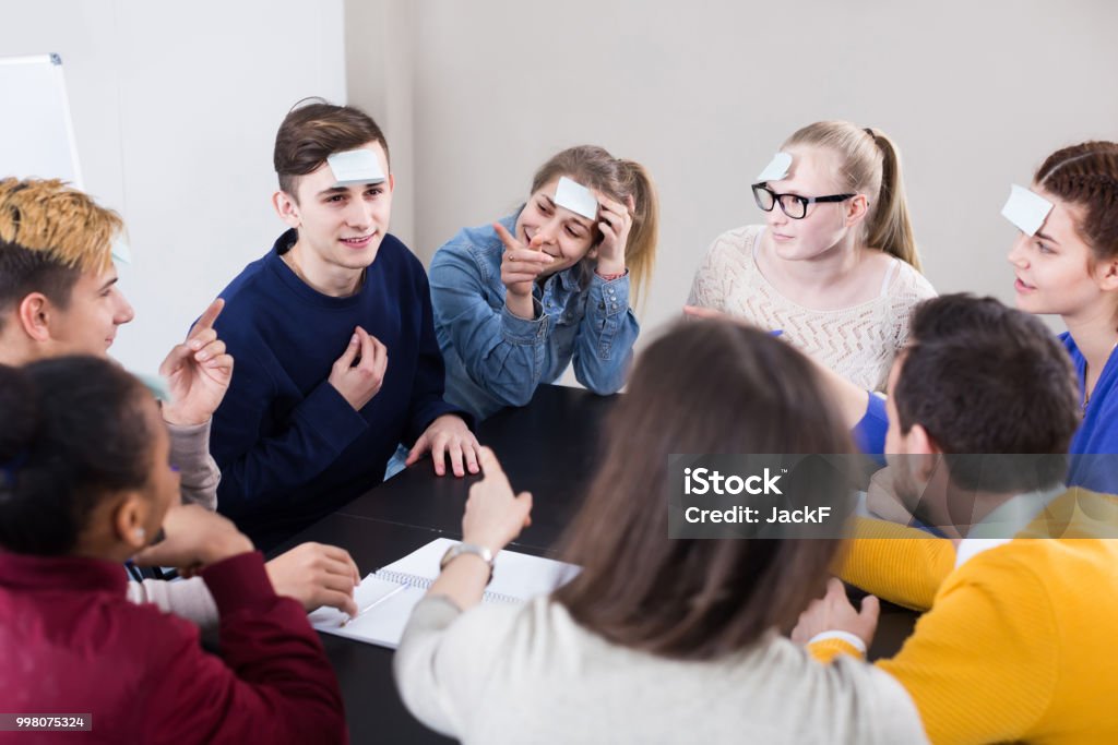 Klassenkameraden, die Runde von Guess-Spiel, die während des Unterrichts - Lizenzfrei Nur Teenager Stock-Foto