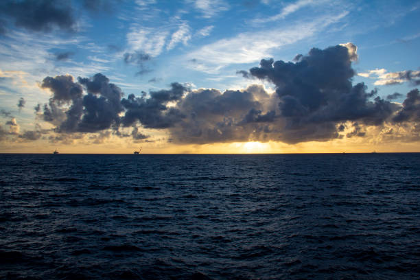 istock Area of work offshore on the high seas 998097910