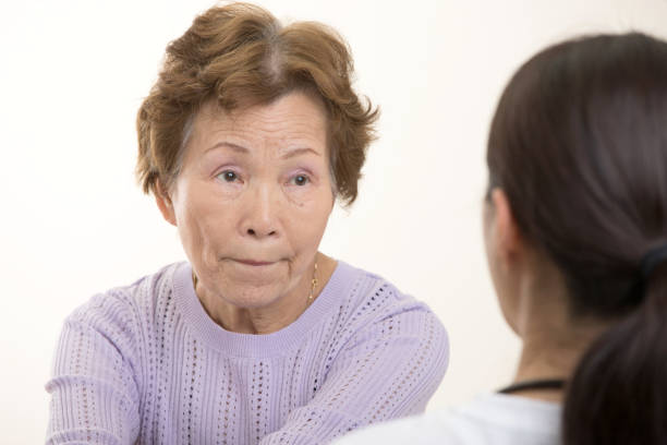 istock Asian elderly women talking to a doctor 998098334