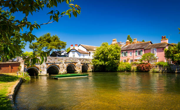 pont sur la rivière avon christchurch dorset en angleterre - dorset photos et images de collection