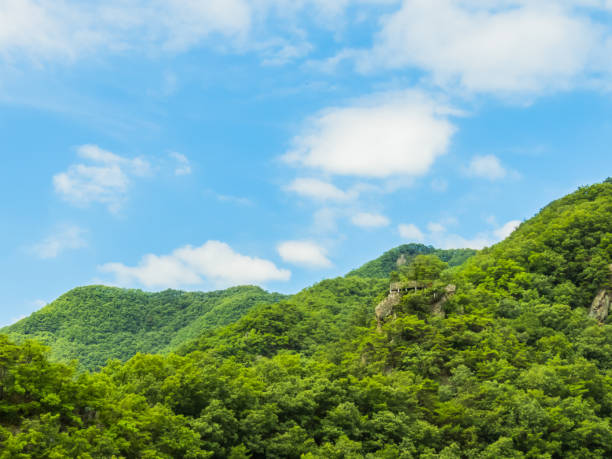 istock Clear skies and mountains 998159702