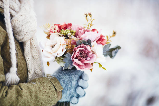 kvinnliga händer som håller vacker blombukett i snöiga väder - flowers winter bildbanksfoton och bilder