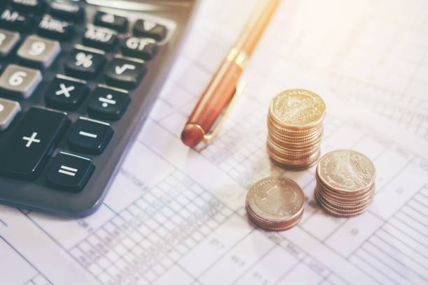 калькулятор и монета на деловой бумаге. отчетная диаграмма - pension finance retirement graph стоковые фото и изображения
